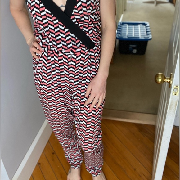 Very Cute Pink White and Black jumpsuit - Picture 3 of 9